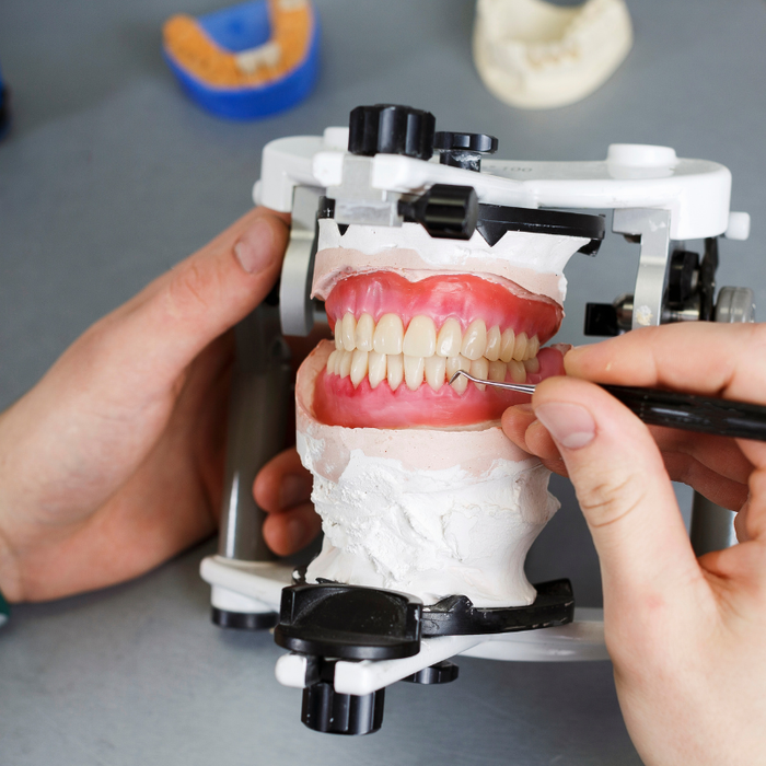 Guía Completa de Prótesis Dentales para Odontólogos: Fijas, Removibles y Biomateriales Avanzados